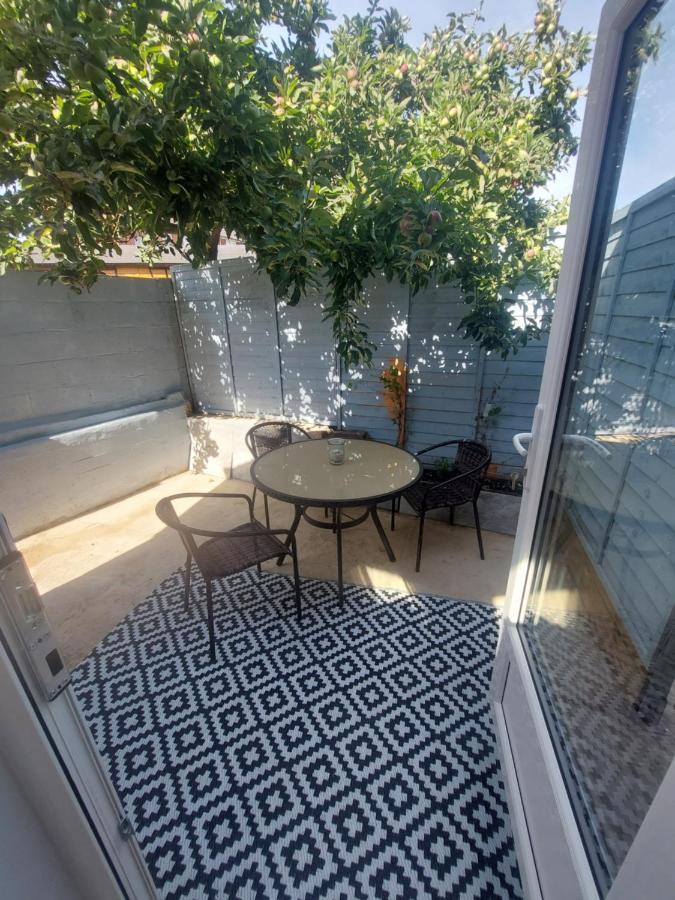 New, Stylish Studio Flat With Private Patio And Free On-Street Parking Check Out At 11Am Bournemouth Zewnętrze zdjęcie