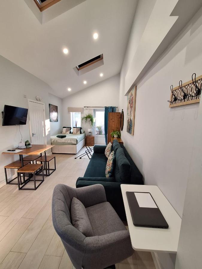 New, Stylish Studio Flat With Private Patio And Free On-Street Parking Check Out At 11Am Bournemouth Zewnętrze zdjęcie
