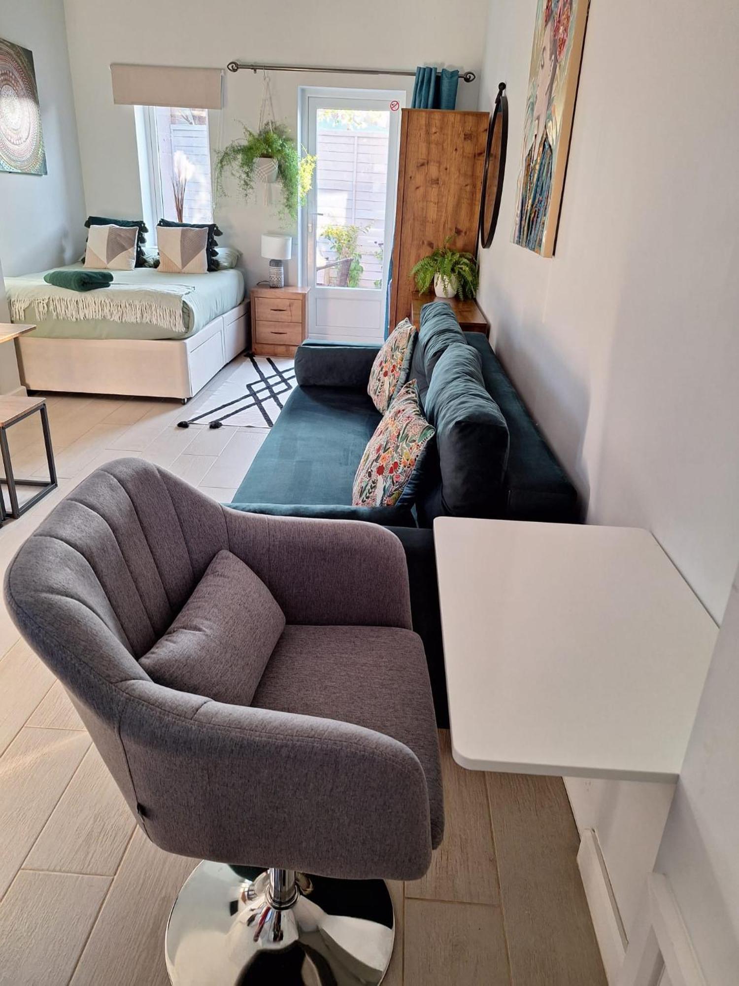 New, Stylish Studio Flat With Private Patio And Free On-Street Parking Check Out At 11Am Bournemouth Zewnętrze zdjęcie